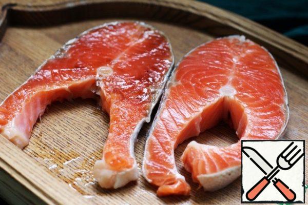 Take as many finished fillets as the guests have planned. When slicing fillets, if you do it yourself, it's better to make them thicker. So it will be more convenient to make the binding with twine, and bring the potatoes together with the fish to readiness.
