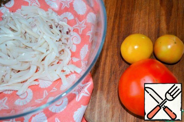 Cut into thin strips.
Wash the tomatoes, cut them, and let the juice drain.