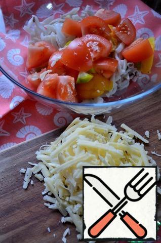 Put the squid and tomatoes in a salad bowl.
Grate the cheese on a large grater and put it in a salad bowl.