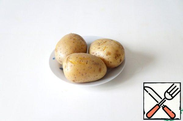 Boil the potatoes in their skins in salted water. Do not boil it, it should keep the shape in the salad.
