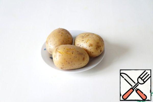 Boil potatoes in a uniform in salted water. Do not boil it, it should keep its shape in the salad.
