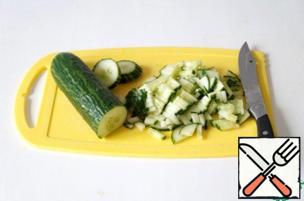 Cut the cucumber into short strips.