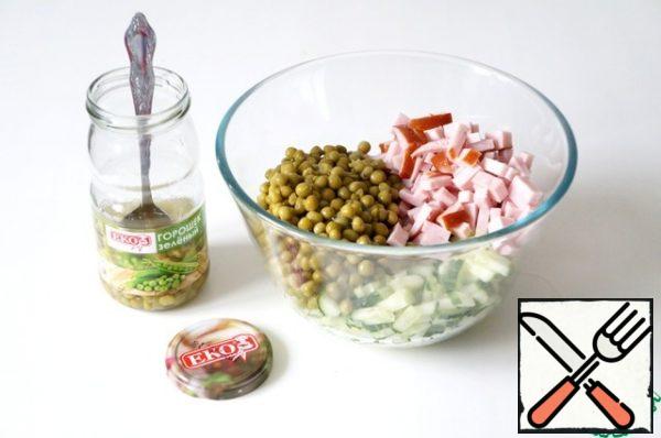 Mix cucumber, carbonate. Add 2/3 cans of canned peas. I used canned peas
