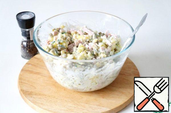 Season with mayonnaise, pepper, salt to taste.
