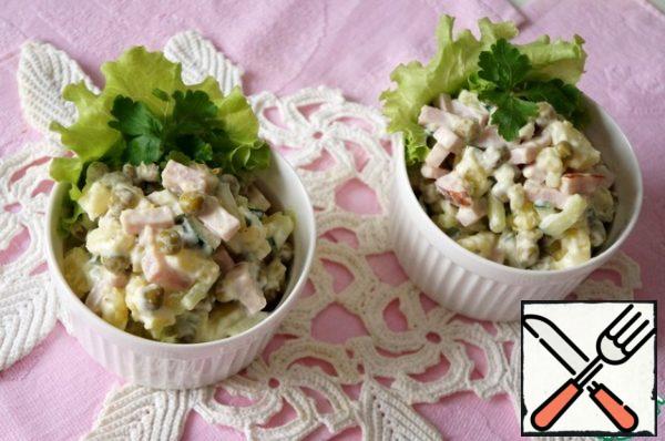 The salad is ready. You can serve it in a salad bowl or in portions. Garnish with lettuce leaves or parsley.
