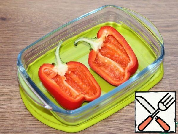 Cut the peppers in half lengthwise, remove the seeds and partitions. Put the peppers in a baking dish and place in the microwave (360 V) or oven (200 C) for 10 minutes.
I cooked in the microwave.