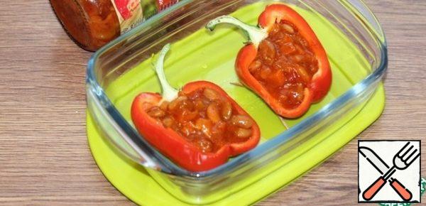 Remove the halves of the baked pepper from the oven and fill with the filling. Send the blanks to the oven until the filling heats up, about 2 minutes.