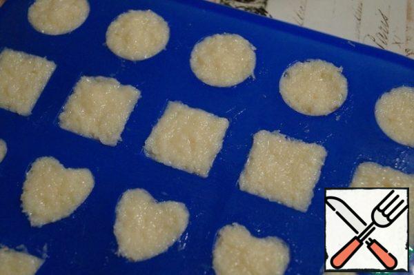 Put the coconut mass in a silicone candy mold and put it in the freezer for at least 3 hours. Coconut mass will harden, but not freeze!