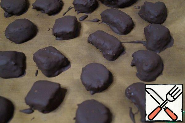 Put the finished candies on a silicone or Teflon Mat and put them in the refrigerator for an hour.