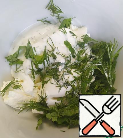 First of all, boil the eggs.
In a bowl, mix cottage cheese, sour cream sauce with cucumbers and herbs, garlic and add chopped coriander and dill.