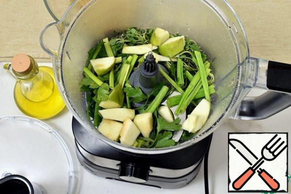 Put in the bowl of the combine coarsely chopped washed and dried herbs, Apple slices and green onions. Season with a little salt and add a pinch of sugar. In pulse mode, punch the greens until smooth.