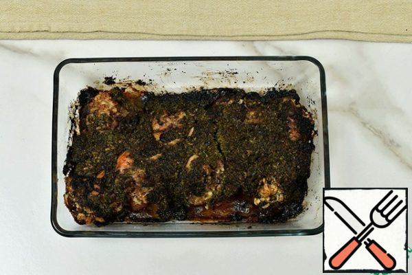 Bake the shins in a preheated 200 degree oven for 15 minutes. Then reduce the heat to 160 and bake for another 20-25 minutes. Check readiness by puncturing the Shin with a thin knife-transparent juice is a sign of readiness.
Cover the drumsticks with foil and let cool. Keep in the refrigerator until serving. You can serve the shins as a hot dish, but they are much tastier when they are cold and soaked in a fragrant green sauce!