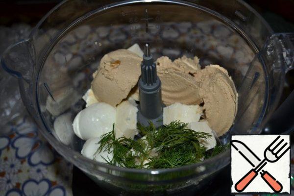 While our cakes are cooling down, prepare a cream pate: put Adygea cheese, boiled eggs, dill (leave a little green to decorate the cake), a pinch of salt and chicken pate in the bowl of the combine.
You can experiment with pate, that is, take any one you like-chicken, Turkey, liver, or even fish... it still turns out very tasty!