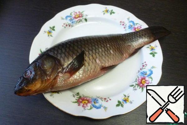 Prepare the fish for cutting. I have such a small carp.