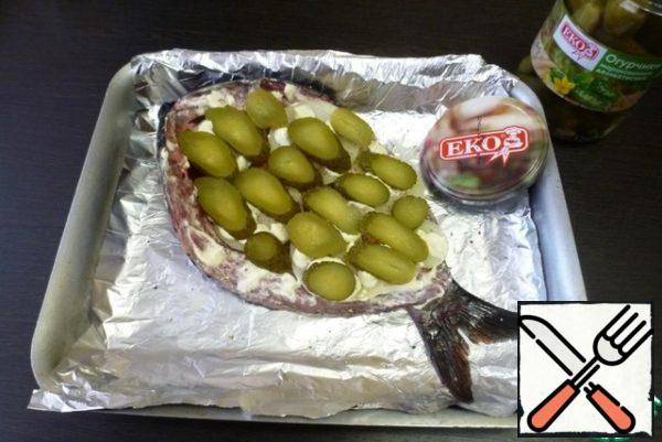 Put the rings of pickles on the onion.