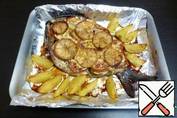 Arrange the potato slices around the fish, even though you didn't want them at first. It turned out very tasty.
