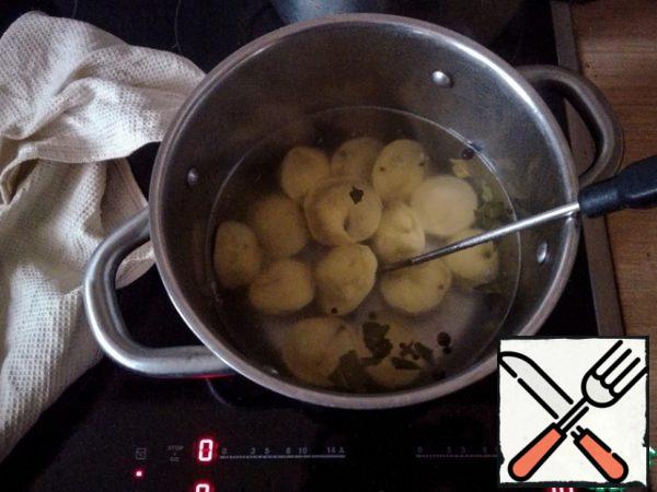 As soon as the water boils, put the dumplings.
After boiling, cook for 5 minutes.