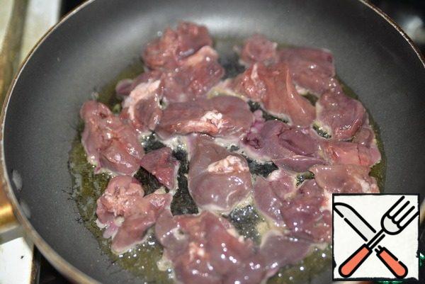 Pour oil into a hot pan. We put the washed, dried chicken liver in one layer. Fry over a high heat so that the liver is browned, turn over, salt to taste, and bring to readiness over medium heat for 15 minutes. Let the liver cool down.