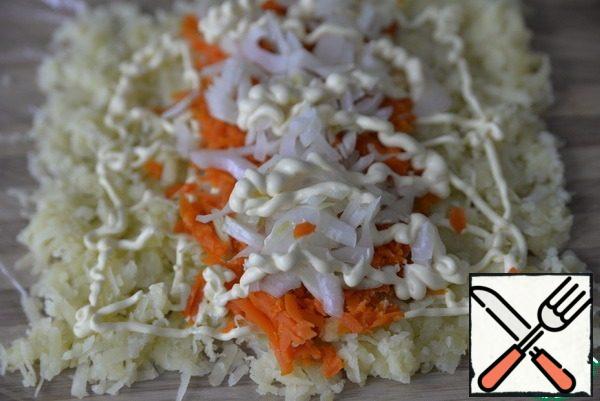 Put the finely chopped onion on the carrots.