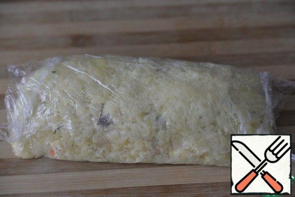 Using the bag, lift the potatoes to the top. Form a roll, wrap it in plastic wrap, and put it in the refrigerator for at least 1 hour.