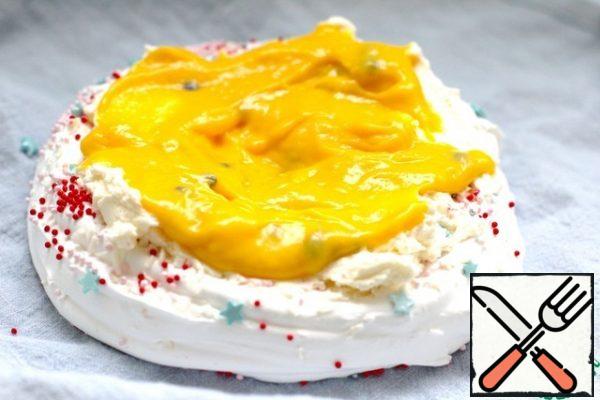 Meeting. Lubricate the base with cream, lay out the largest shell, lubricate the bottom with cream, pour out the cottage cheese.
