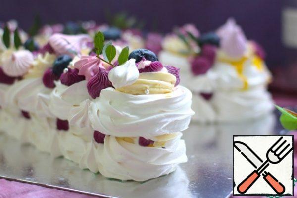 Other assembly options are also possible - for example, in the form of separate nests connected by sides into one large pie. Kurd can be made from any berries, here is an example of blueberries. You can decorate the top with small meringues.
