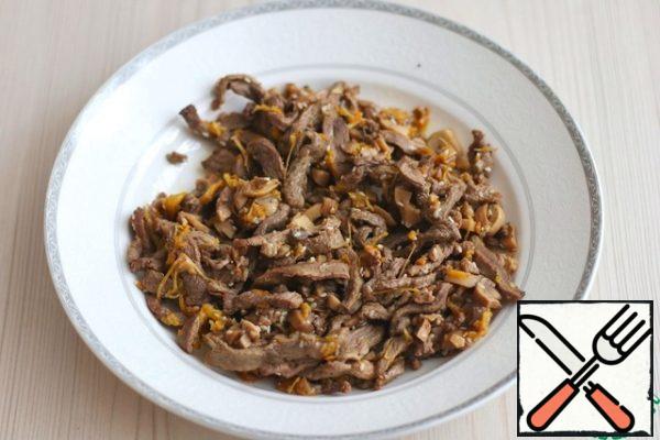Cut the duck breast into thin strips, removing the skin.
Cut the bell pepper into strips.
Finely chop the canned mushrooms.
Pour vegetable oil (2 tablespoons) into the pan, add chopped duck meat, simmer duck meat for about 20-30 minutes, then add chopped bell pepper, add chopped mushrooms. Simmer the mixture over low heat until the duck breast is soft and ready. At the end, add sesame seeds (1 tablespoon).
