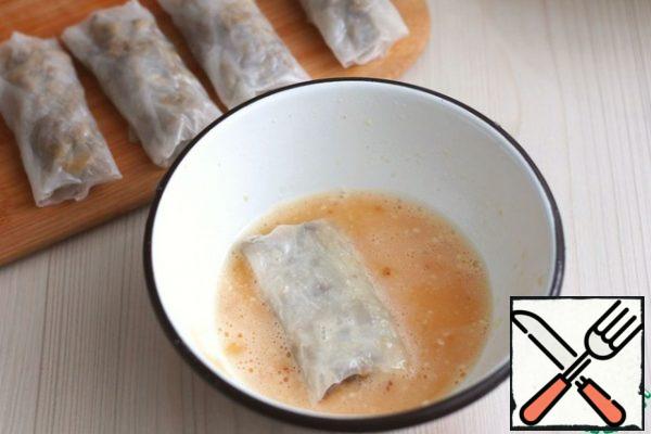 To form envelopes.
In a bowl, break 2 eggs, add salt and 1 teaspoon of flour. Whisk the mixture. Moisten the envelopes with the prepared dough.
