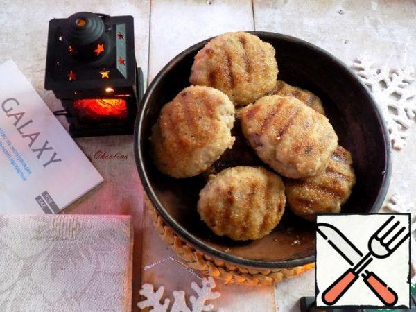 Cutlets can be served on the festive table immediately, at the beginning of the feast, before the main hot! They will serve as an excellent snack, saturate your guests, and you will slowly serve the main hot dish on the table. The cutlets are delicious and cold. There is very little fat in the cutlets, they were fried in a grill pan with a minimum amount of oil. Fragrant, beautiful and delicious!