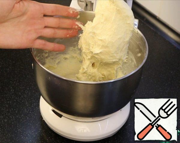 The dough should be homogeneous, well kneaded. Slightly sticky. Do not sprinkle it with flour.
