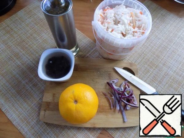 You need to take a large and juicy orange. Steam the raisins in boiling water. Onions in the salad can not be put at all. I took quite a bit of red onion and cut it into thin slices.
