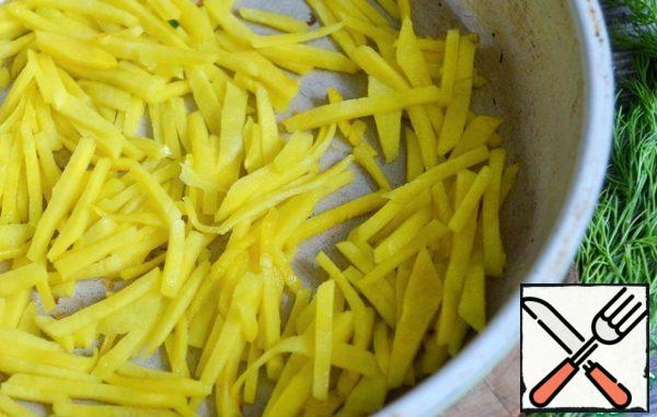 Wash the carrots, peel, cut into strips (carrot grater in Korean). Lightly fry in vegetable oil, just so that the carrots are soft, without browning and ruddiness.
