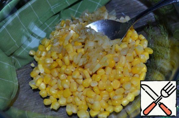 Onions cut into cubes, pour boiling water, immediately pour cold water, mix with turmeric, so tint the onion. Put it to the corn.