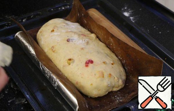 Carefully transfer to a baking sheet covered with parchment paper ( in my case, a Teflon Mat). And so that the bread does not go on the sides during proofing, I fix the edges with improvised means. You can generally make it easier and bake in a form with sides.