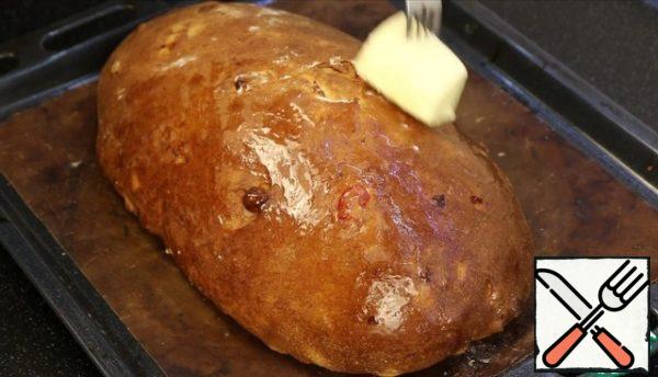 Here is such a baby turned out to be 1.5 kg. While it is still hot, I lubricate it well on all sides with butter.
And let it cool completely.
I left it overnight.