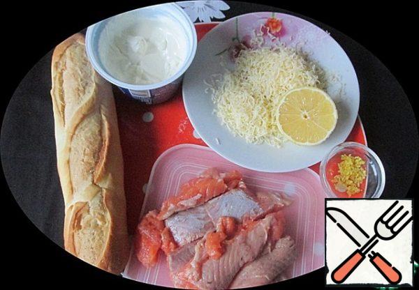 Our original products.
Mix mayonnaise with sour cream.
With half a lemon, remove the zest with a grater.
Grate the cheese on a small grater.
Cut the salmon into long, narrow slices.