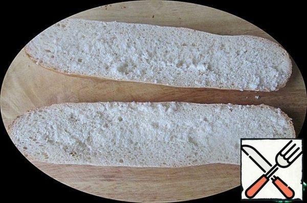 Cut the baguette lengthwise into two halves.
