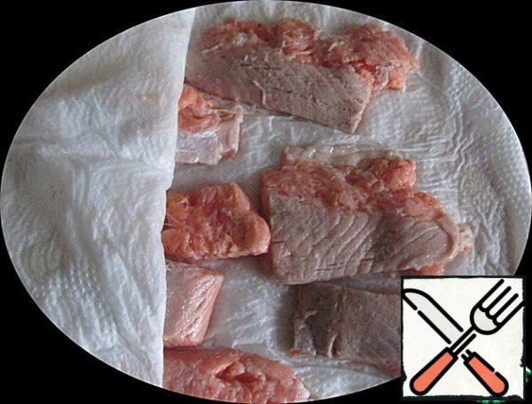 Remove the salmon from the water and dry with paper towels.