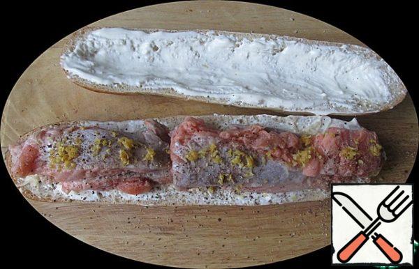 Spread the salmon pieces in a row on the lower half of the baguette, on the cheese.
Sprinkle with salt, pepper, lemon zest and Provencal herbs.