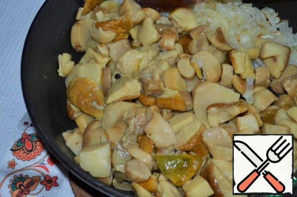 Boil the mushrooms in advance.
Finely chop the onion and fry in vegetable oil until transparent.
Add the mushrooms.
