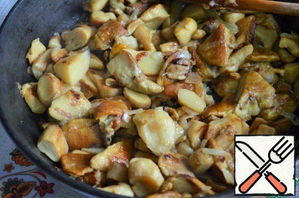 Fry the mushrooms for 15-20 minutes, stirring, over medium heat.