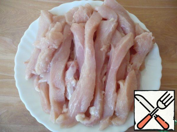Cut the chicken fillet into thin long strips.