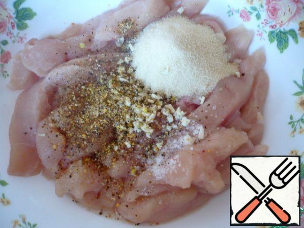 Add chicken seasoning, ground black pepper, crushed garlic, gelatin and salt to the chopped chicken fillet.

