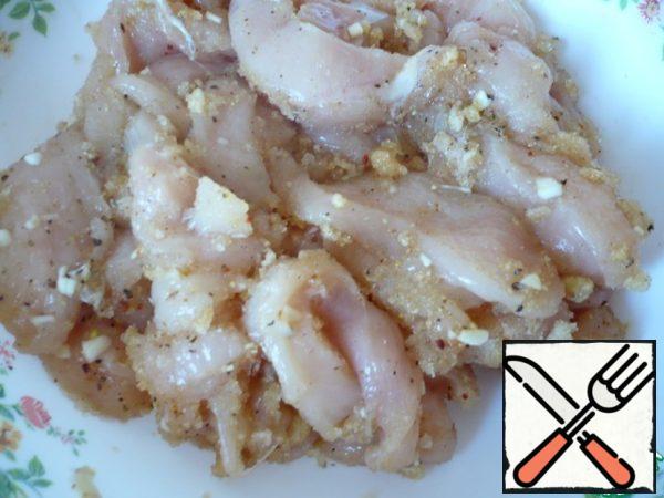 Mix everything very well so that all the additives are evenly distributed over the chicken meat. Add 50 ml of cold water to the minced meat and mix everything well again.
