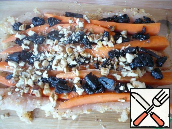 Spread the sliced prunes between the carrot slices and sprinkle with chopped walnuts. Put the chicken strips on top again, then the filling, and then the meat again, and so on until all the ingredients run out. The last layer is the chicken.