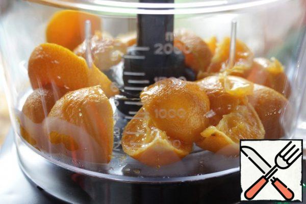 Cut the tangerines into pieces (remove the seeds, if any) and put them in the bowl of a food processor.