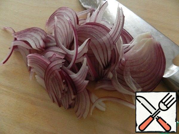 Onion cut into feathers or half-rings.