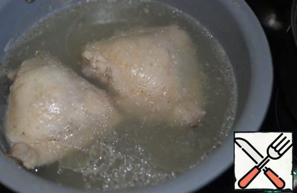 Fill the chicken with water, salt and cook until tender. I have 2 chicken thighs in the photo, I used one according to the recipe.
You can take a chicken breast (about 200 g) if desired.