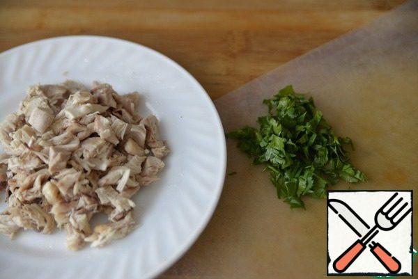Let the chicken meat cool, cut it into fillets and cut it into small pieces.
Finely chop the parsley.