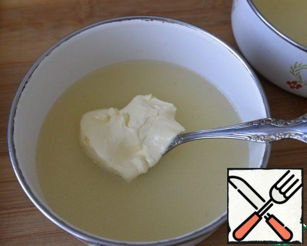 Next, put mayonnaise in one bowl of broth with gelatin and mix well. I used a whisk.